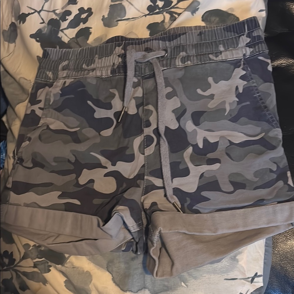Camo khaki shorts